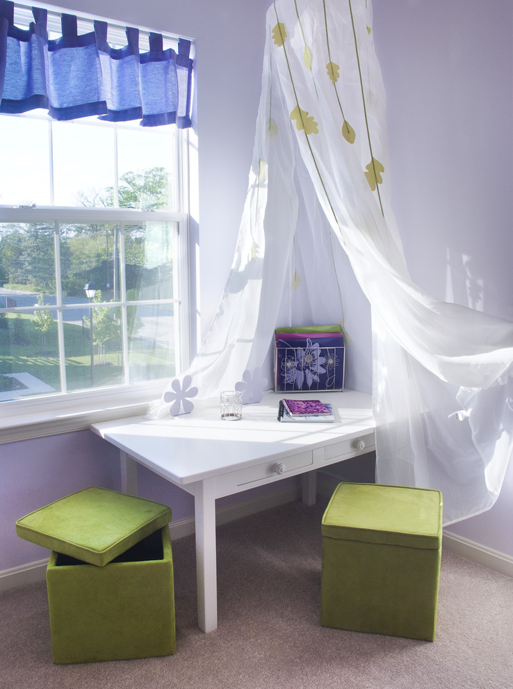 Inspiration för ett mellanstort eklektiskt flickrum kombinerat med sovrum och för 4-10-åringar, med lila väggar