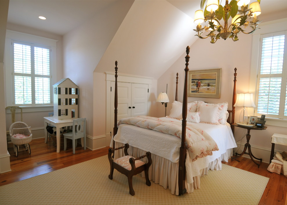 Klassisches Mädchenzimmer mit Schlafplatz, weißer Wandfarbe und braunem Holzboden in Charleston