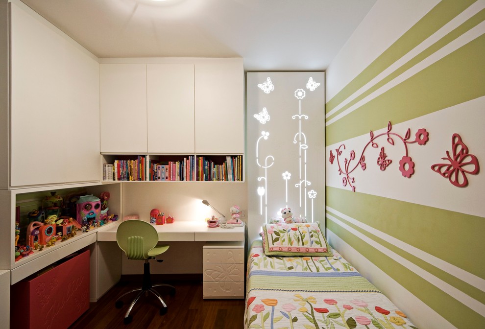Idéer för funkis flickrum kombinerat med sovrum och för 4-10-åringar, med mörkt trägolv och flerfärgade väggar