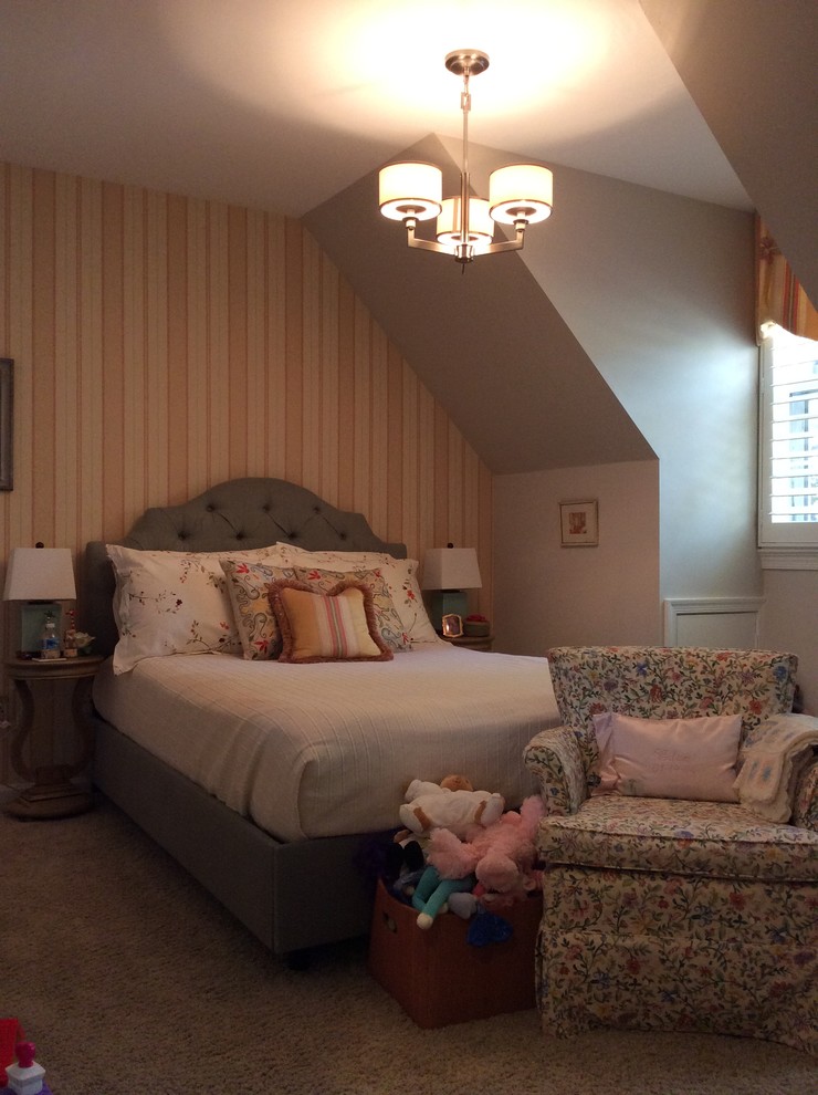 Idéer för att renovera ett mellanstort eklektiskt flickrum kombinerat med sovrum och för 4-10-åringar, med grå väggar, heltäckningsmatta och beiget golv