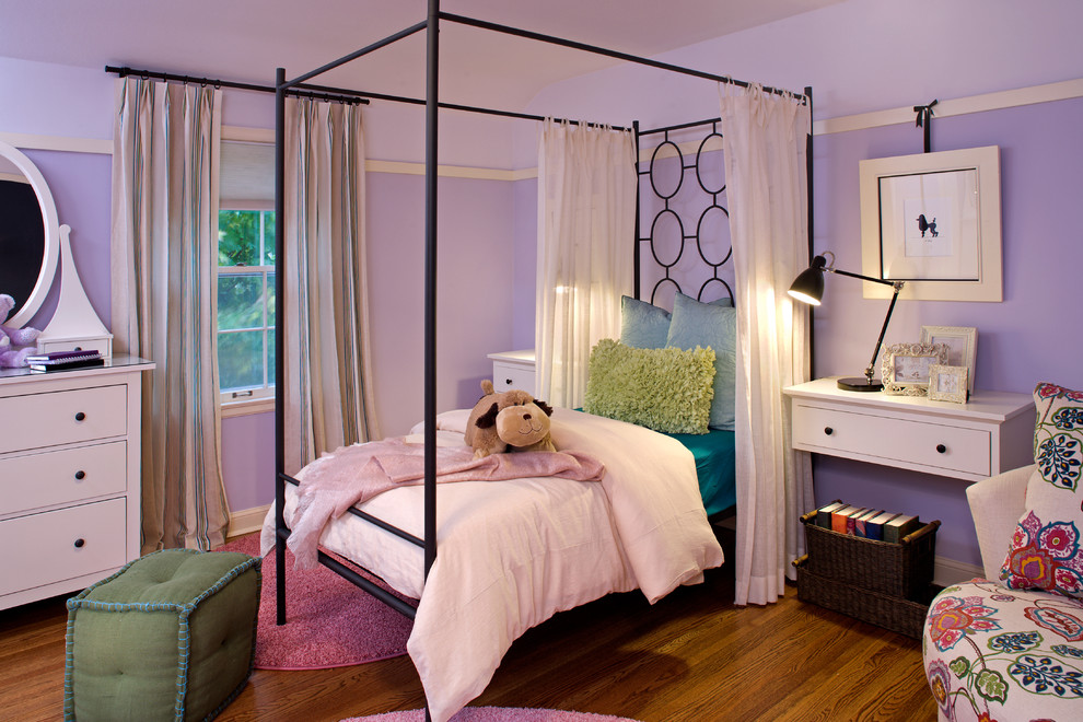 Idéer för ett modernt flickrum kombinerat med sovrum och för 4-10-åringar, med lila väggar och mellanmörkt trägolv