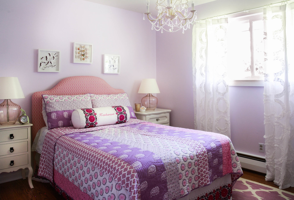 Inspiration pour une chambre de fille de 4 à 10 ans traditionnelle avec un mur violet et un sol en bois brun.