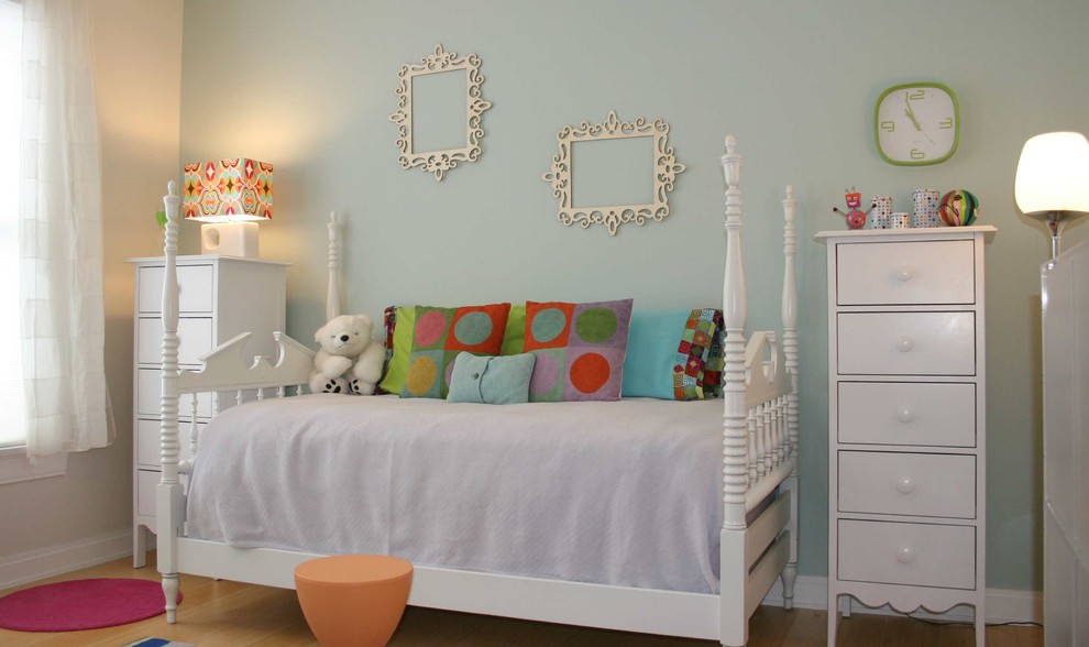 Ejemplo de dormitorio infantil actual de tamaño medio con paredes grises y suelo de madera clara