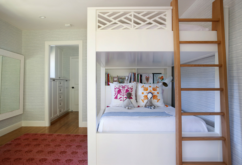 Ejemplo de dormitorio infantil de 1 a 3 años tradicional renovado de tamaño medio con paredes grises y suelo de madera en tonos medios