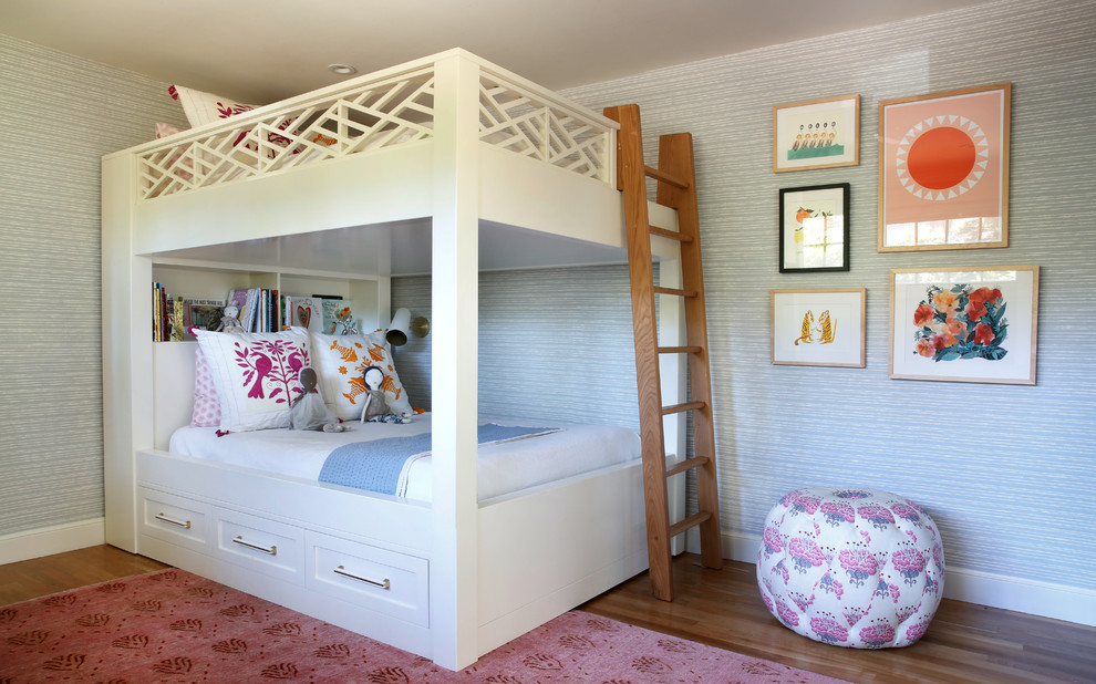 Inspiration för mellanstora klassiska flickrum kombinerat med sovrum och för 4-10-åringar, med grå väggar och mellanmörkt trägolv