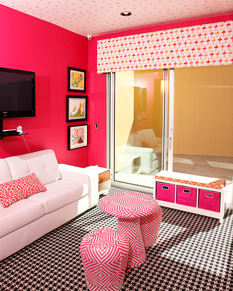 Bild på ett funkis flickrum kombinerat med sovrum, med rosa väggar och heltäckningsmatta