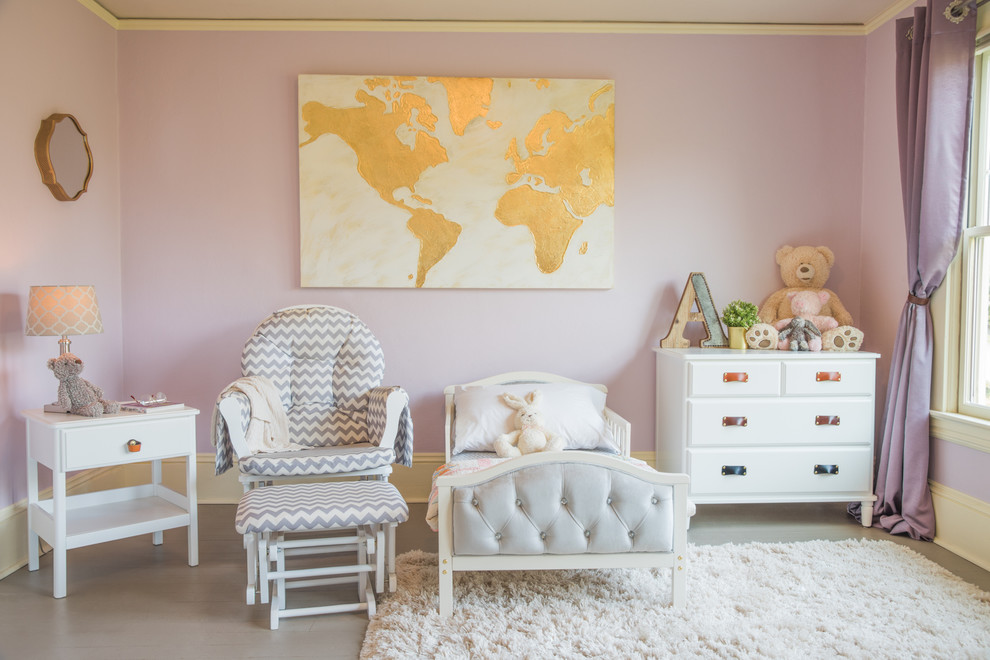 На фото: детская среднего размера в современном стиле с спальным местом, фиолетовыми стенами, деревянным полом и серым полом для ребенка от 4 до 10 лет, девочки
