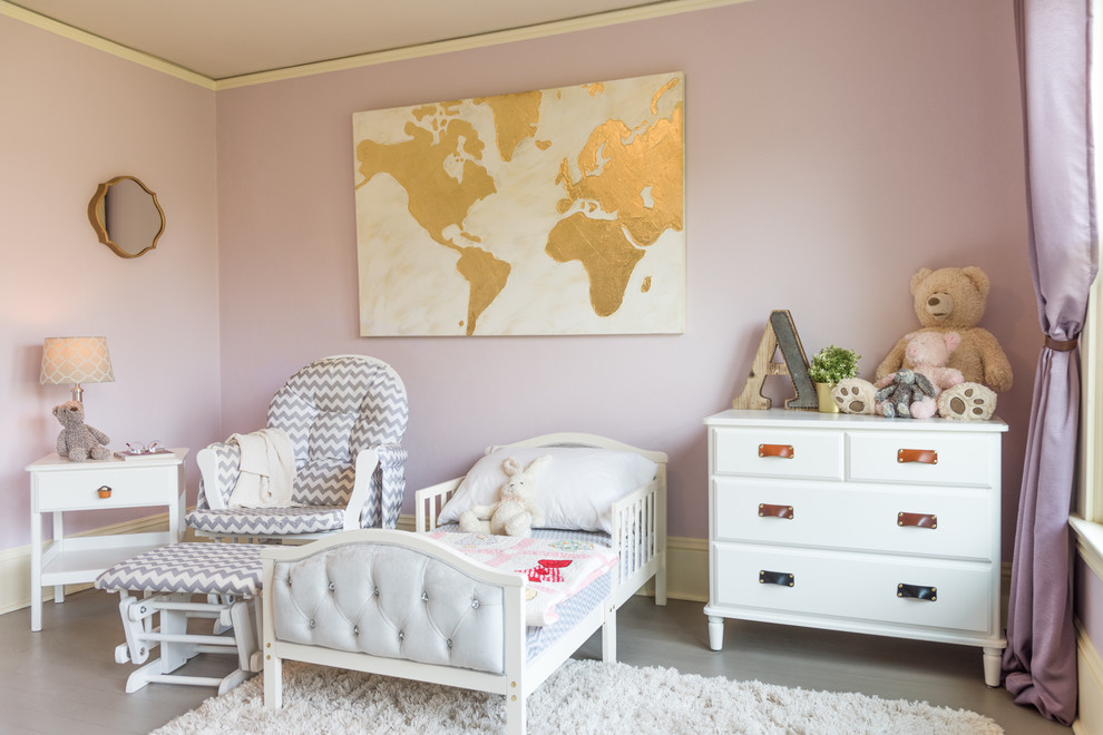 Idee per una cameretta per bambini da 4 a 10 anni minimal di medie dimensioni con pareti viola, pavimento in legno verniciato e pavimento grigio