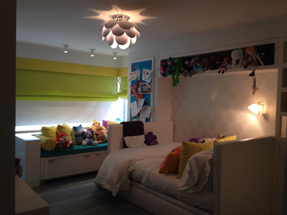 Foto på ett stort funkis könsneutralt barnrum kombinerat med sovrum och för 4-10-åringar, med vita väggar