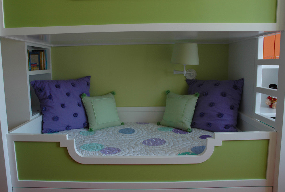 Aménagement d'une petite chambre d'enfant de 4 à 10 ans exotique avec un mur vert et moquette.