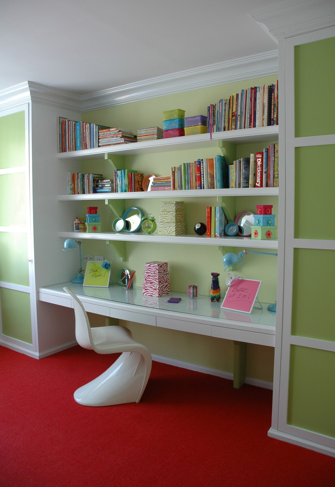 Cette image montre une petite chambre neutre de 4 à 10 ans ethnique avec un bureau, un mur vert et moquette.