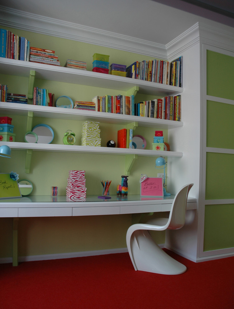 ニューヨークにあるコンテンポラリースタイルのおしゃれな女の子の部屋 (緑の壁、カーペット敷き、児童向け) の写真