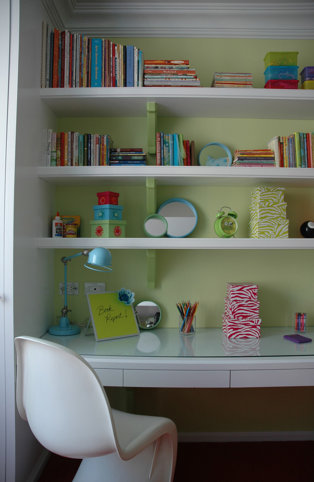 Inspiration för ett litet tropiskt könsneutralt barnrum kombinerat med skrivbord och för 4-10-åringar, med gröna väggar och heltäckningsmatta