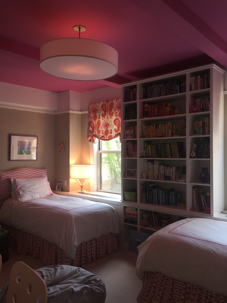 Exempel på ett mellanstort modernt barnrum kombinerat med sovrum, med rosa väggar och heltäckningsmatta