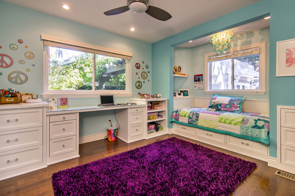 Idee per una piccola cameretta per bambini da 4 a 10 anni tradizionale con pareti blu e pavimento in legno massello medio