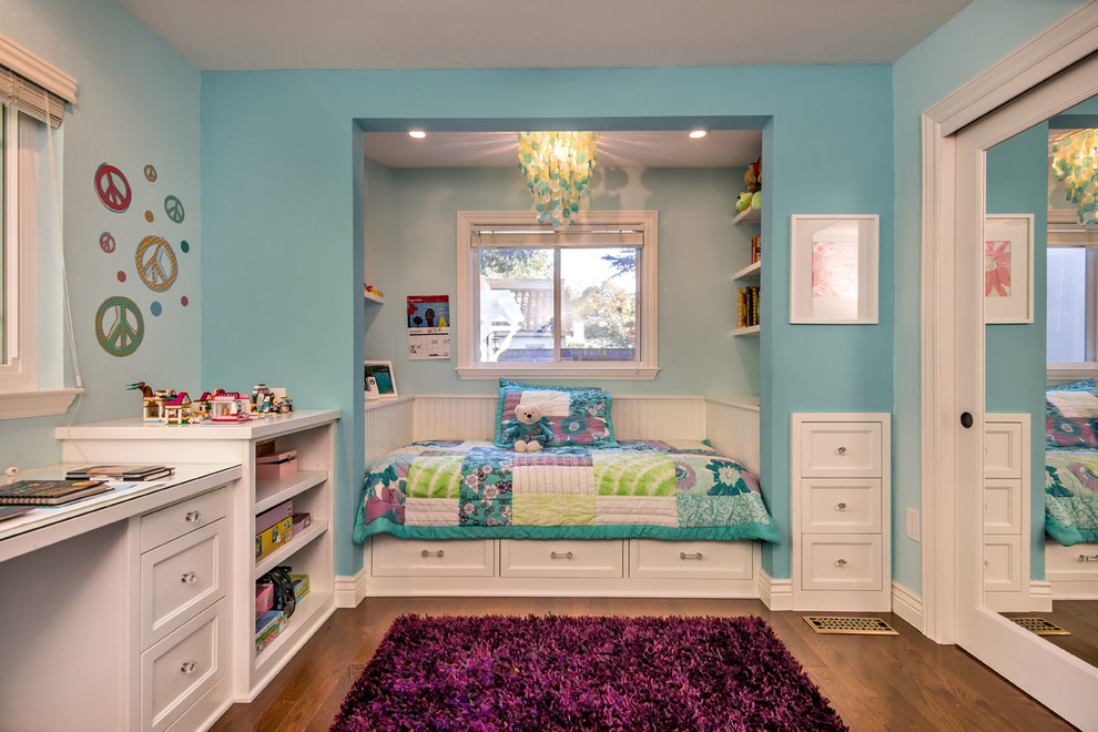 На фото: детская в стиле неоклассика (современная классика) с спальным местом, синими стенами и паркетным полом среднего тона для ребенка от 4 до 10 лет, девочки