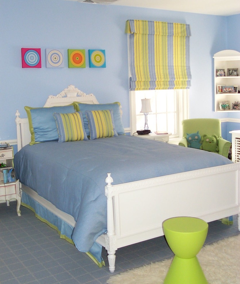 На фото: детская среднего размера в современном стиле с спальным местом, синими стенами и ковровым покрытием для подростка, девочки