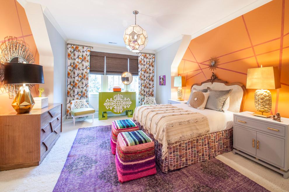 Idée de décoration pour une chambre d'enfant bohème avec moquette et un mur orange.