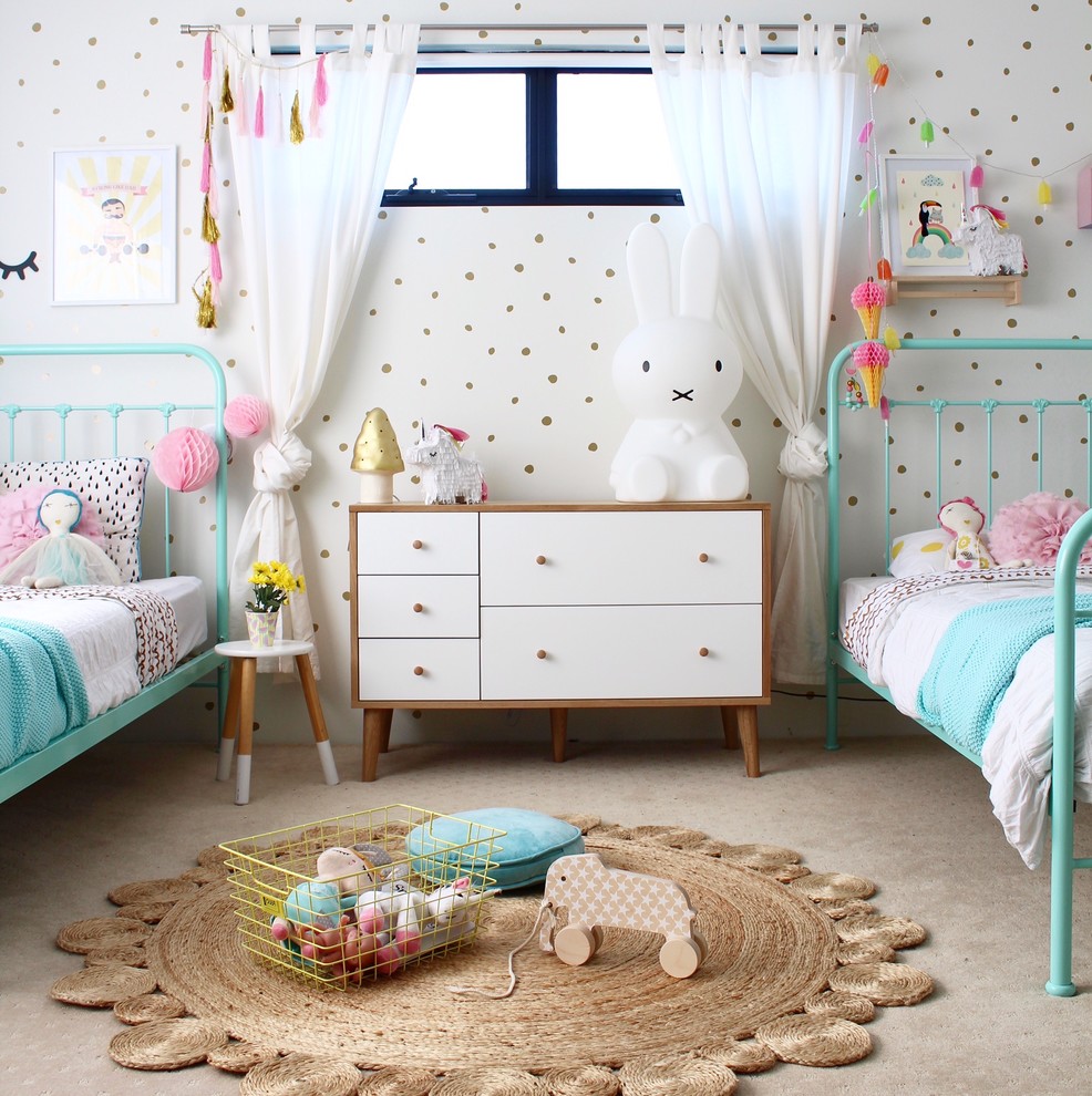 На фото: детская в скандинавском стиле с спальным местом, разноцветными стенами и ковровым покрытием для ребенка от 4 до 10 лет, девочки, двоих детей