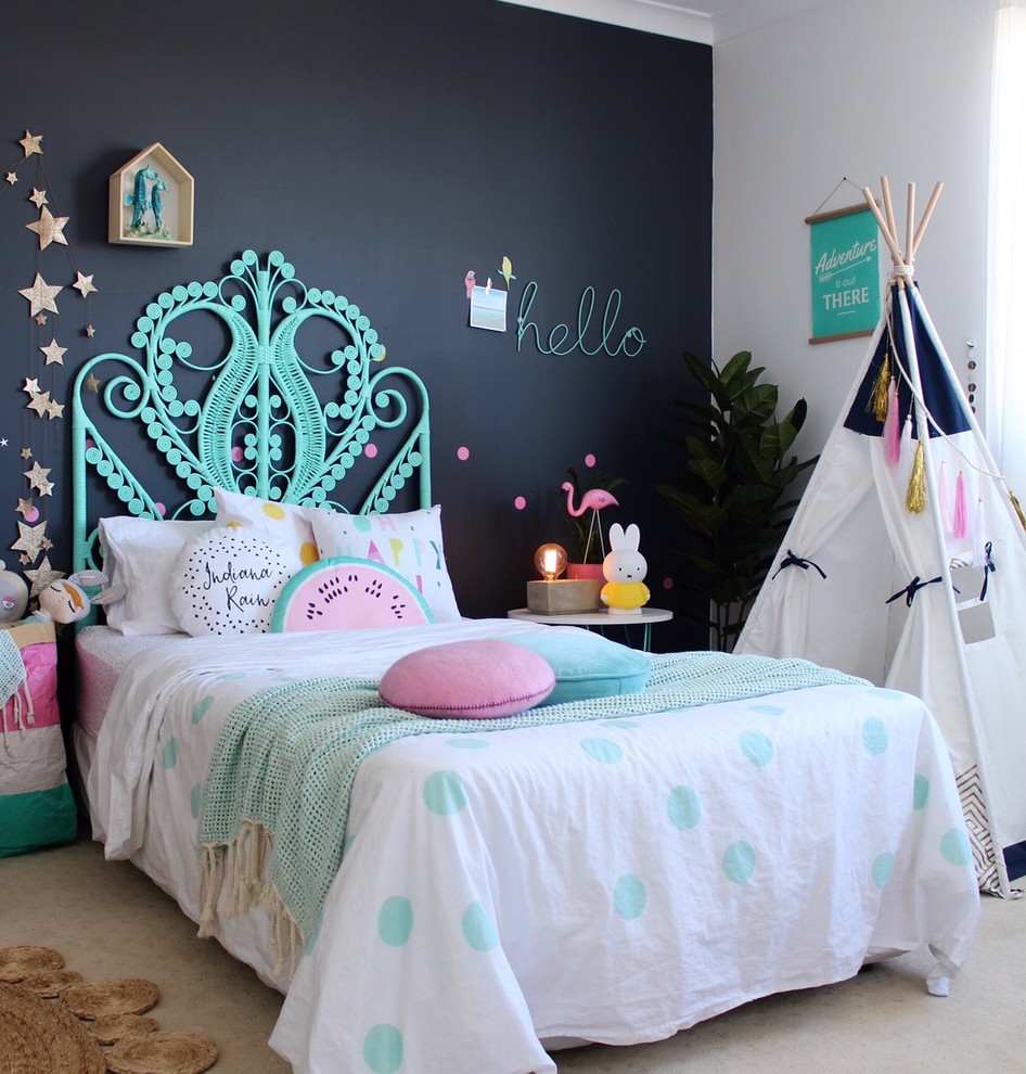 Idéer för ett eklektiskt flickrum kombinerat med sovrum och för 4-10-åringar, med heltäckningsmatta och flerfärgade väggar