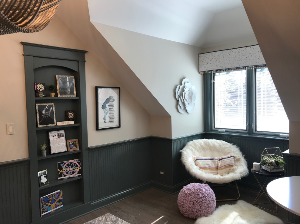 Modelo de dormitorio infantil clásico renovado de tamaño medio con escritorio, paredes beige, suelo de madera en tonos medios y suelo gris