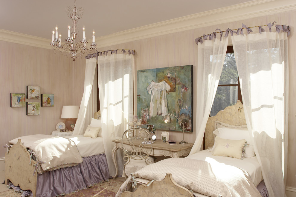 Réalisation d'une grande chambre d'enfant style shabby chic avec un mur rose.