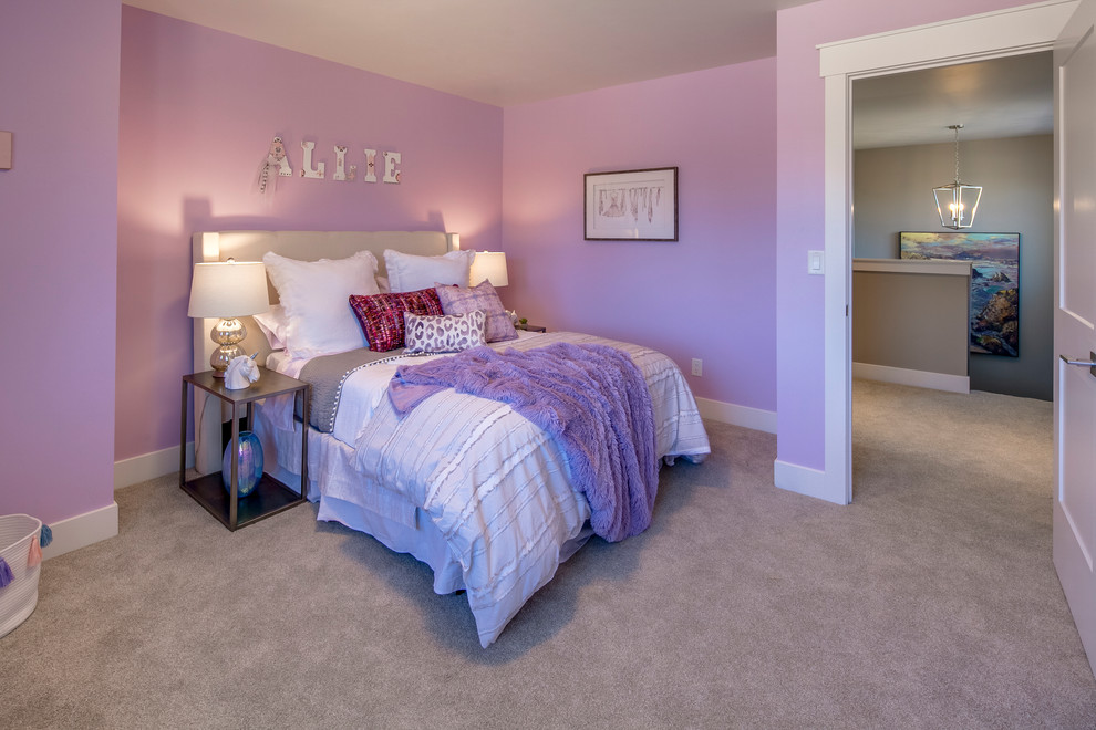 Exempel på ett mellanstort amerikanskt flickrum kombinerat med sovrum och för 4-10-åringar, med beige väggar, heltäckningsmatta och beiget golv