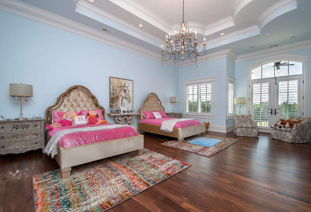 Geräumiges Klassisches Kinderzimmer mit blauer Wandfarbe, braunem Holzboden und Schlafplatz in Sonstige