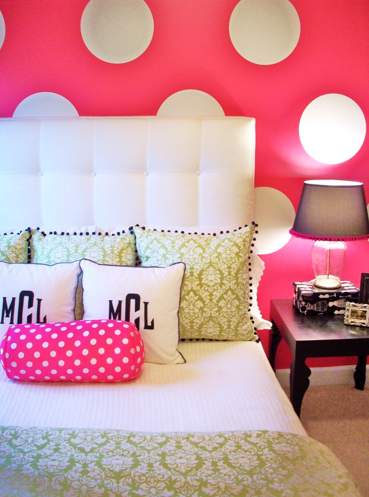 Idéer för ett modernt barnrum kombinerat med sovrum, med rosa väggar och heltäckningsmatta