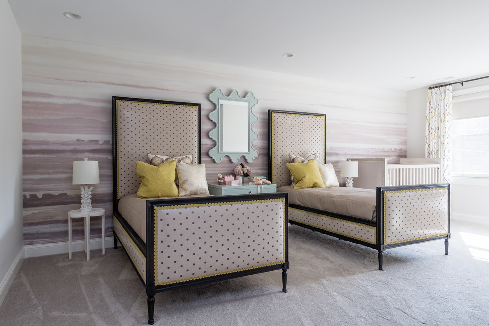 Idéer för att renovera ett stort vintage flickrum kombinerat med sovrum och för 4-10-åringar, med rosa väggar, heltäckningsmatta och beiget golv