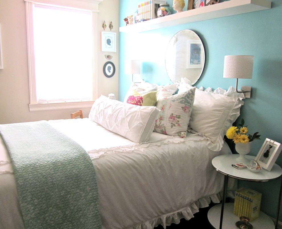 Photo of a bohemian teen’s room for girls in Houston with blue walls.