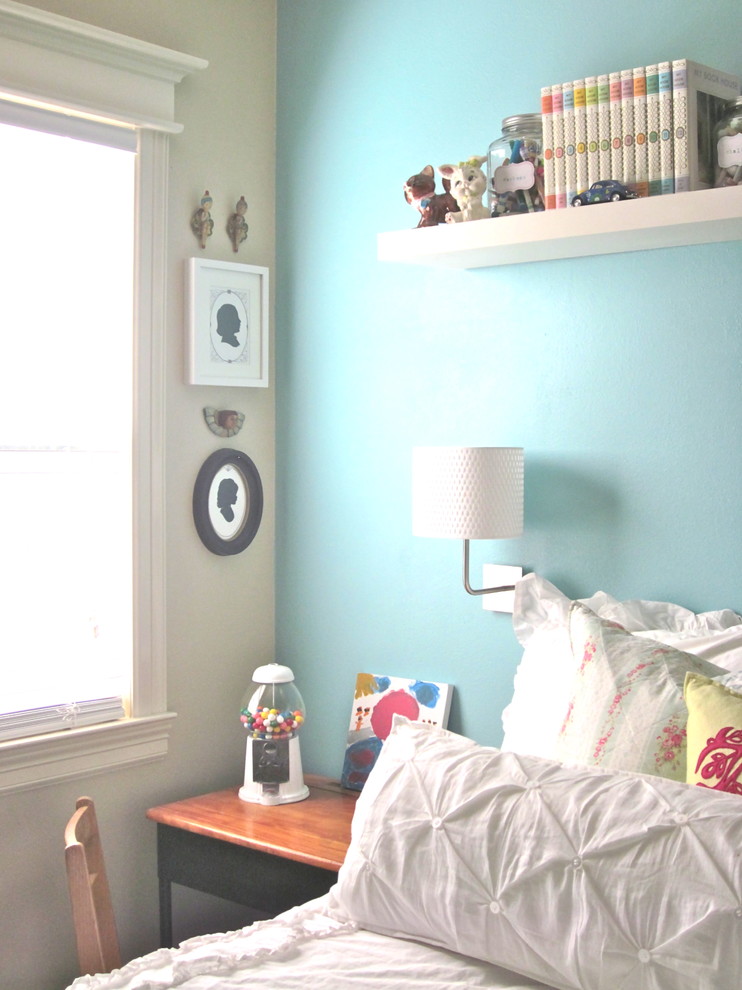 Réalisation d'une chambre d'enfant style shabby chic avec un mur bleu.