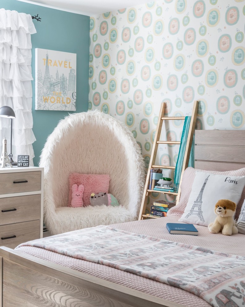 Идея дизайна: детская в стиле неоклассика (современная классика) с спальным местом и разноцветными стенами для ребенка от 4 до 10 лет, девочки