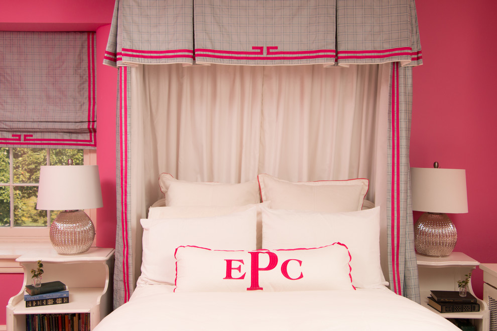 Immagine di una cameretta per bambini chic di medie dimensioni con pareti rosa e pavimento in legno massello medio