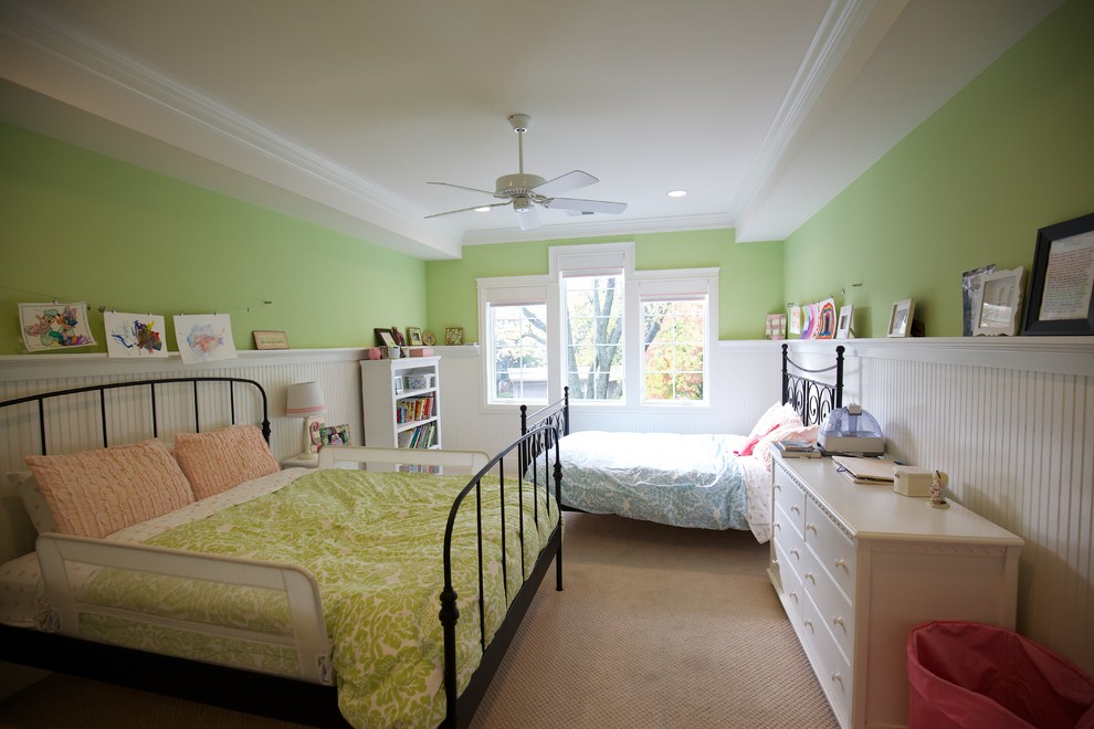 Lantlig inredning av ett mellanstort flickrum kombinerat med sovrum och för 4-10-åringar, med gröna väggar, heltäckningsmatta och beiget golv