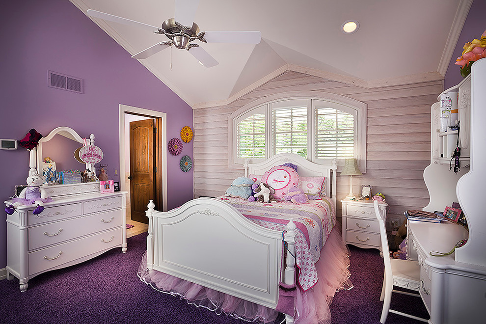 Свежая идея для дизайна: детская среднего размера в стиле неоклассика (современная классика) с спальным местом, фиолетовыми стенами и ковровым покрытием для ребенка от 4 до 10 лет, девочки - отличное фото интерьера