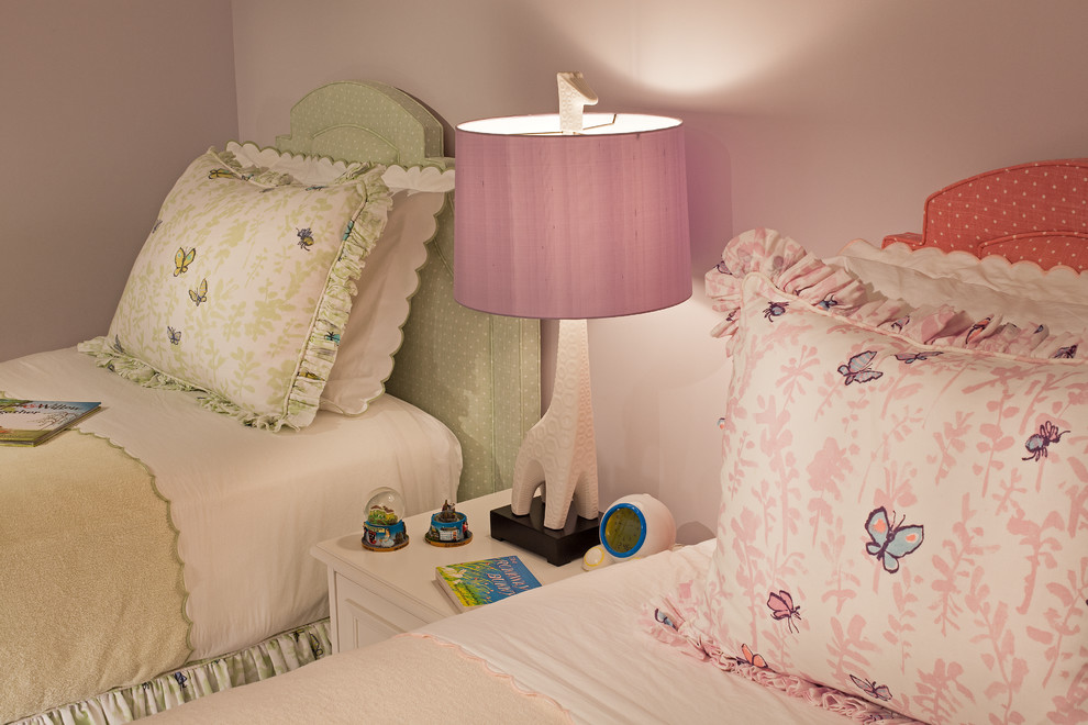 Inspiration pour une chambre d'enfant de 1 à 3 ans traditionnelle de taille moyenne avec parquet foncé et un mur rose.