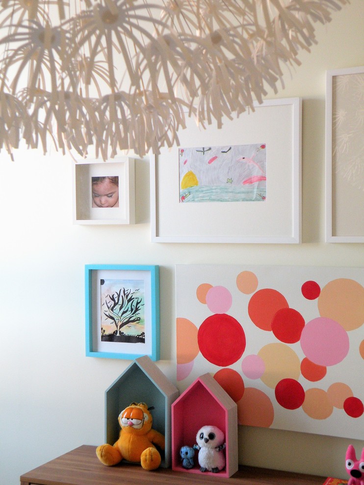 Inspiration for a modern children’s room for girls in Ottawa with white walls and carpet.