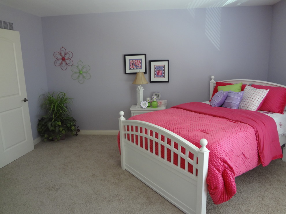 Idées déco pour une chambre d'enfant classique avec un mur violet et moquette.