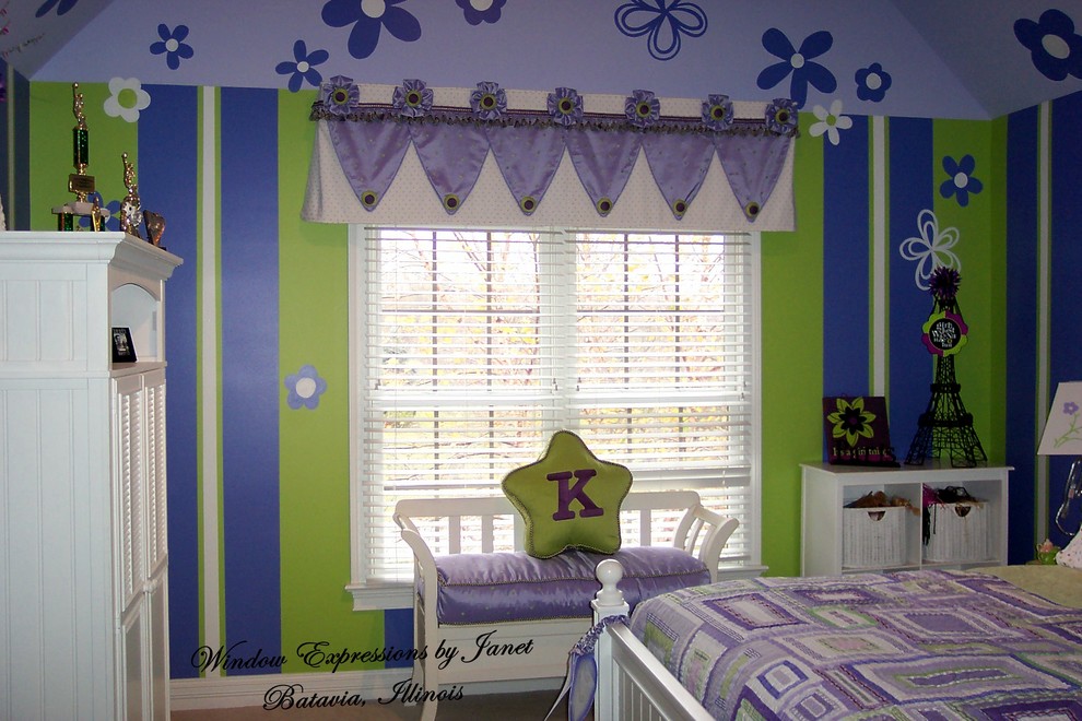 Cette image montre une chambre d'enfant de 4 à 10 ans design de taille moyenne avec un mur multicolore et moquette.