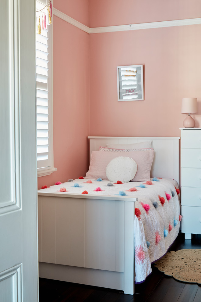 На фото: детская среднего размера в современном стиле с спальным местом, розовыми стенами, темным паркетным полом и коричневым полом для ребенка от 4 до 10 лет, девочки