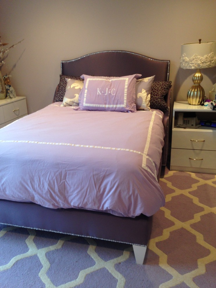 Imagen de dormitorio infantil clásico de tamaño medio con paredes púrpuras, suelo de madera en tonos medios y suelo marrón