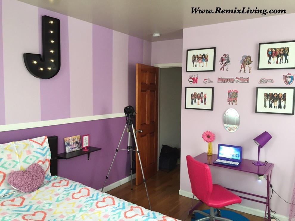 Réalisation d'une petite chambre d'enfant de 4 à 10 ans design avec un mur violet et un sol en bois brun.