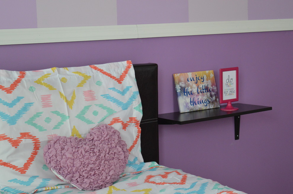 Esempio di una piccola cameretta per bambini da 4 a 10 anni minimal con pareti viola e pavimento in legno massello medio