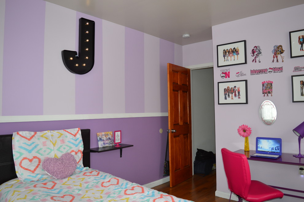 Cette image montre une petite chambre d'enfant de 4 à 10 ans design avec un mur violet et un sol en bois brun.
