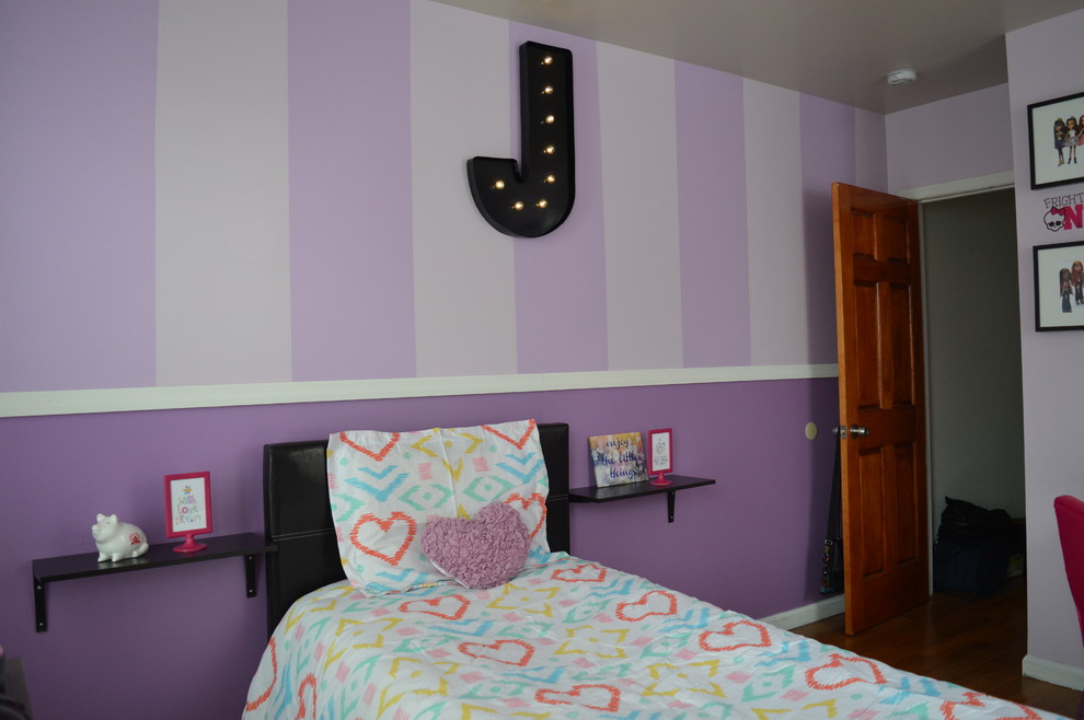 Inspiration för ett litet funkis flickrum kombinerat med sovrum och för 4-10-åringar, med lila väggar och mellanmörkt trägolv