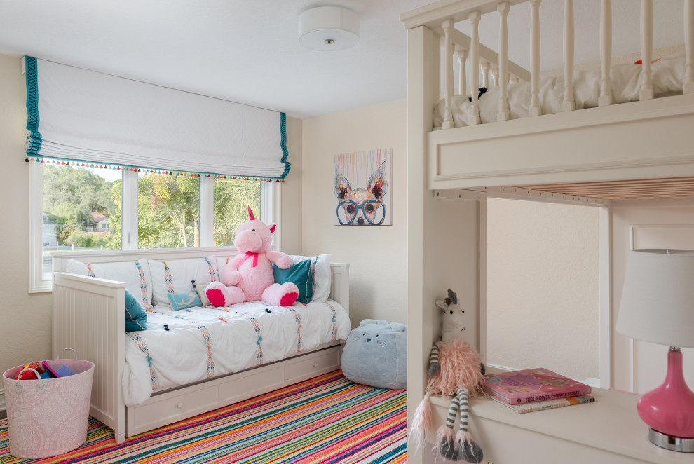 Esempio di una cameretta per bambini classica con pareti beige, moquette e pavimento multicolore