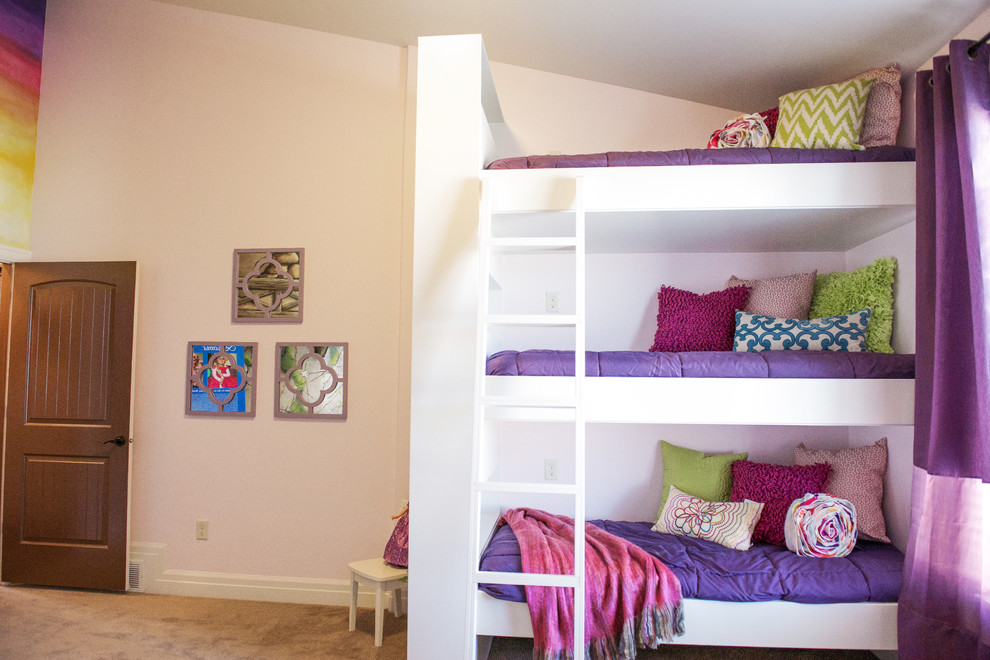На фото: детская среднего размера в классическом стиле с спальным местом, разноцветными стенами и ковровым покрытием для ребенка от 4 до 10 лет, девочки