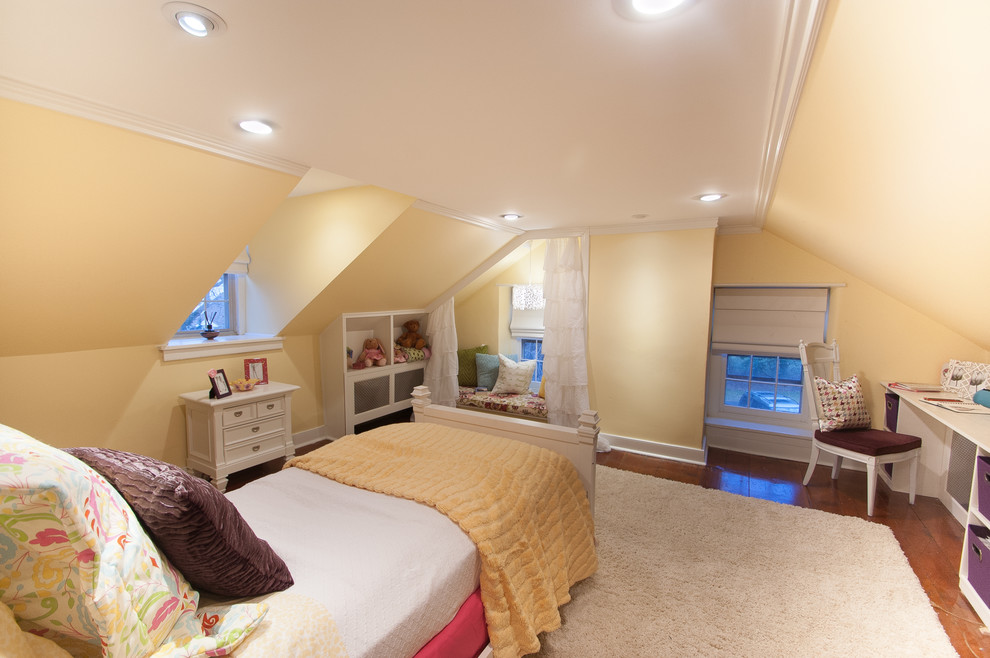 Idee per una cameretta per bambini country di medie dimensioni con pareti gialle e pavimento in legno massello medio