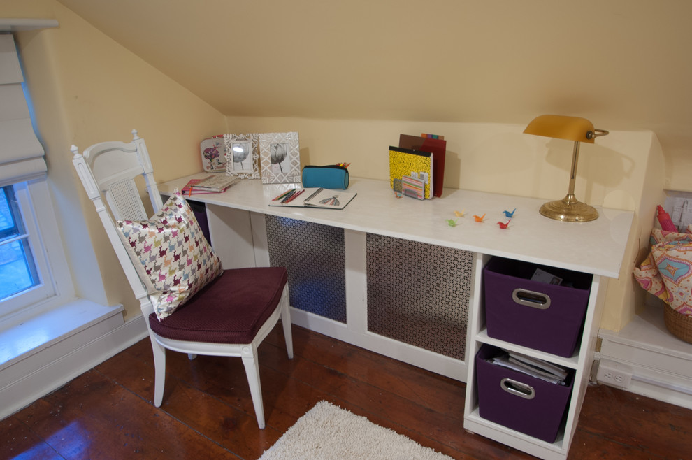 Inredning av ett lantligt mellanstort barnrum kombinerat med skrivbord, med gula väggar och mellanmörkt trägolv